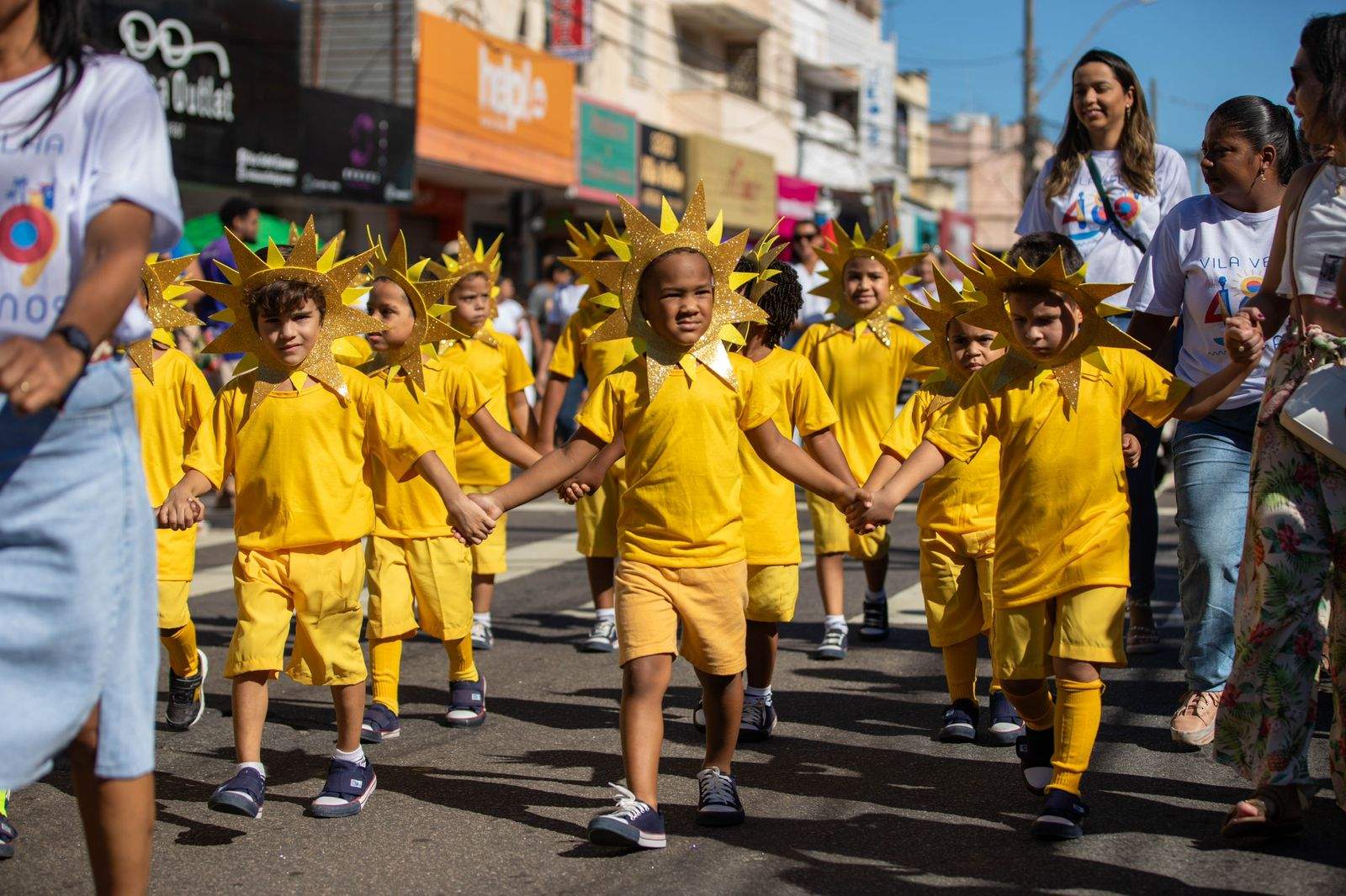 Desfile cívico militar reúne mais de dez mil pessoas na Av Jerônimo