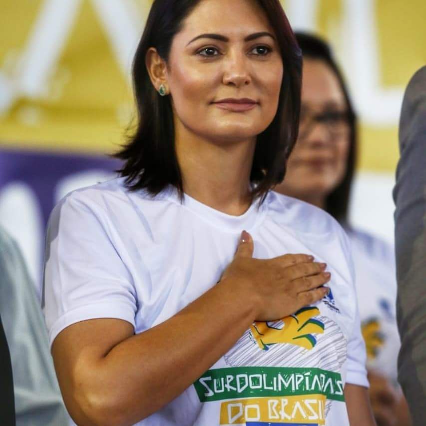 Michelle Bolsonaro Passa Por Cirurgia Para Trocar Silicone Entenda O