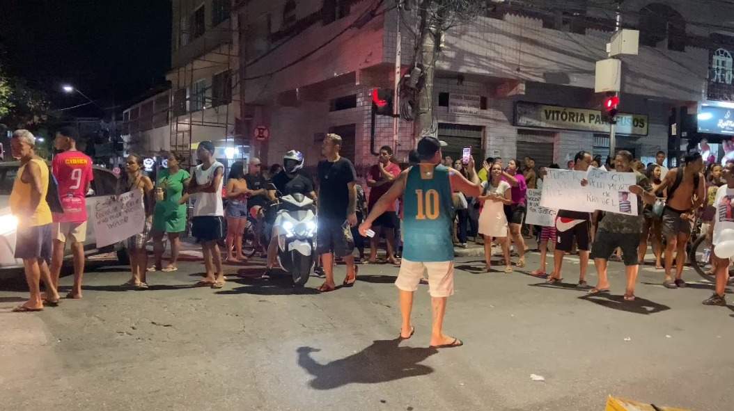 Parentes e amigos de jovem morto durante ação da PM fazem protesto em