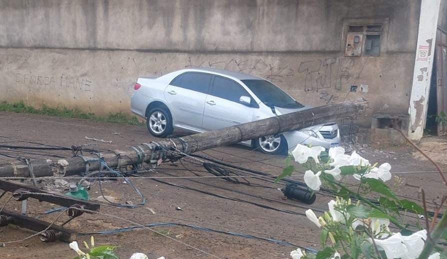 Poste Cai Sobre Carro Durante Ventania E Moradores Ficam Sem Energia Em