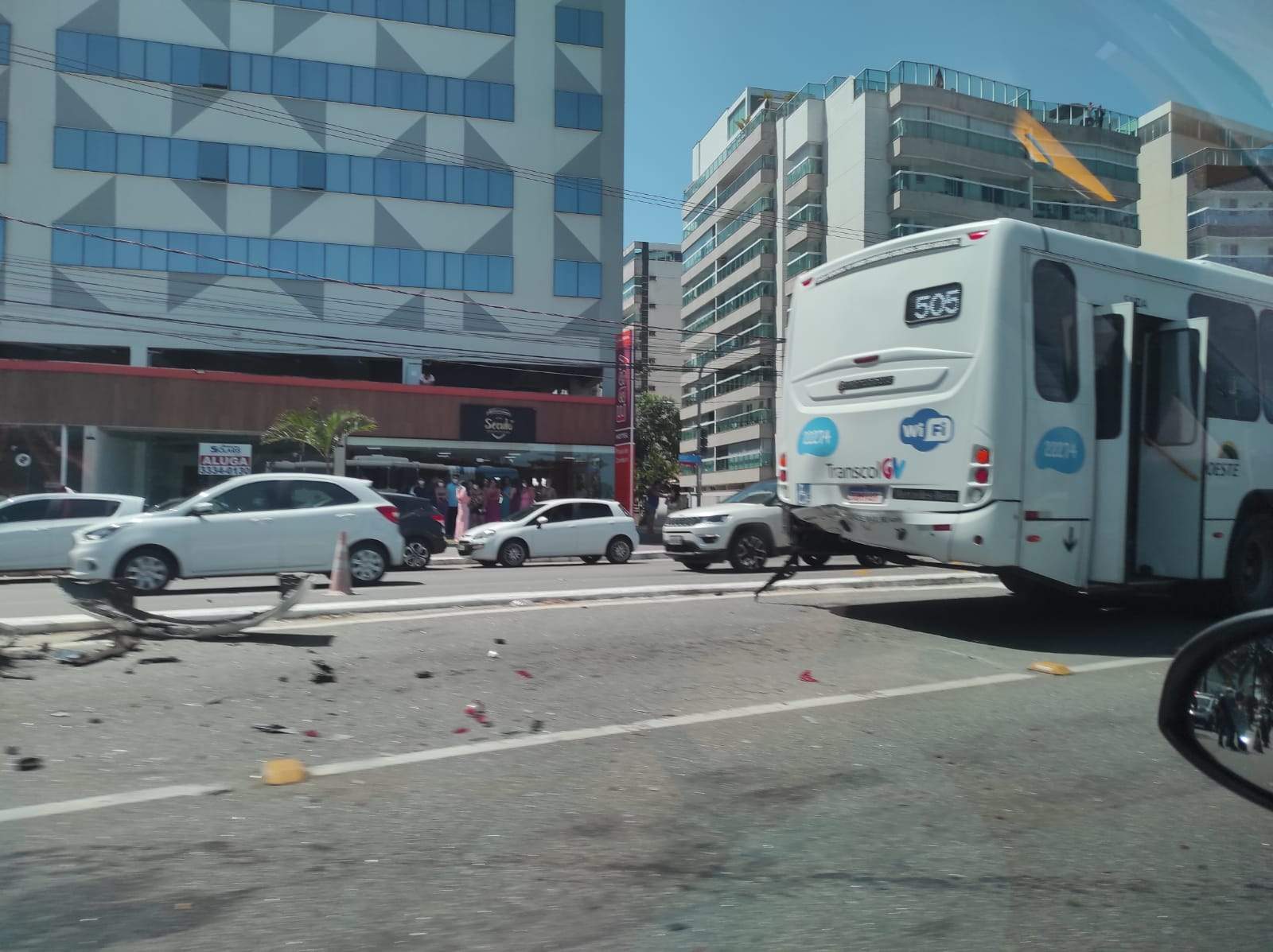 Acidente entre ônibus do Transcol e dois carros deixa feridos em Vitória