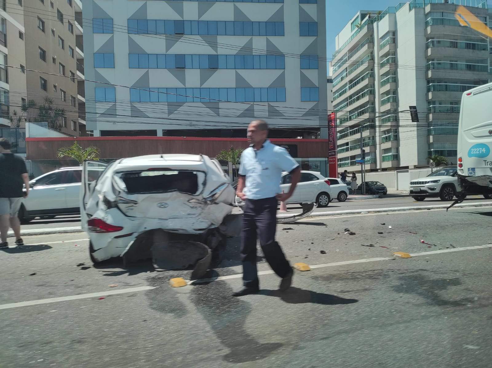 Acidente entre ônibus do Transcol e dois carros deixa feridos em Vitória