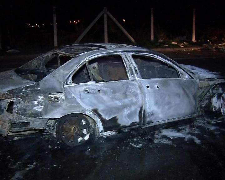 Carros batem de frente e veículo pega fogo em rodovia de Vila Velha