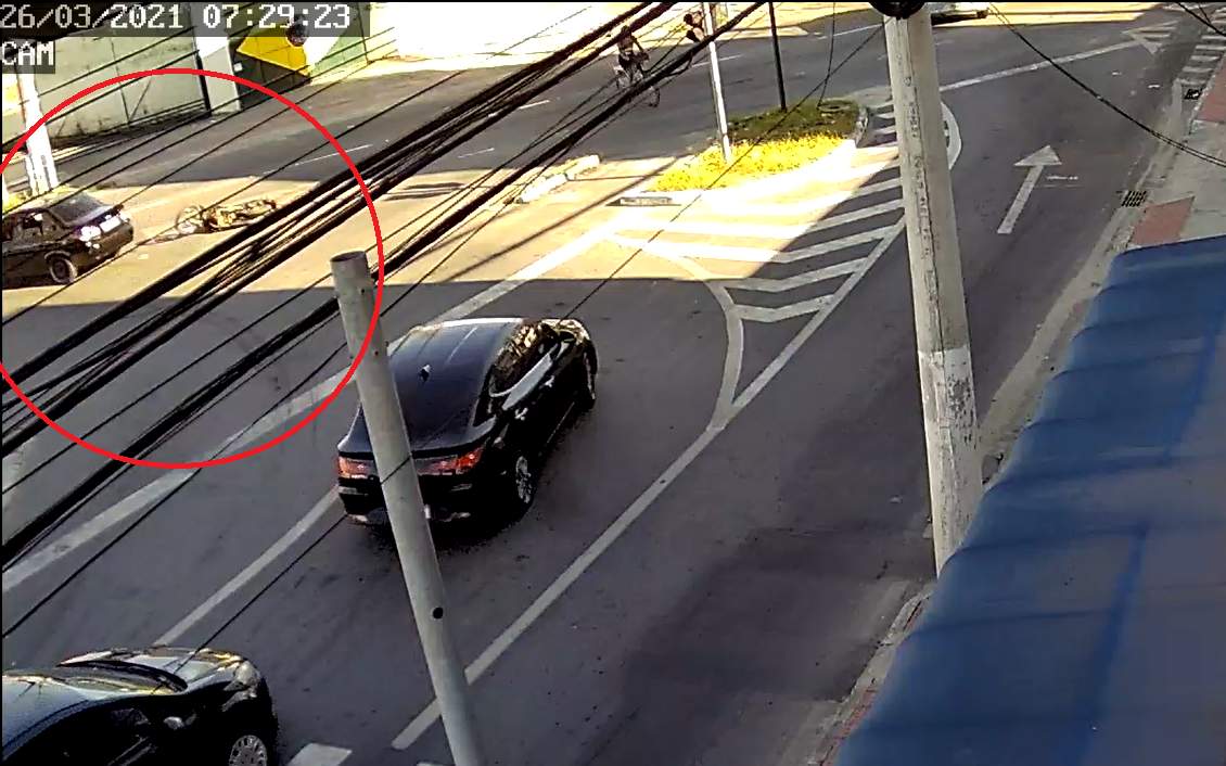 V Deo Motociclista Atingido Por Carro Ao Avan Ar Sem Foro Fechado