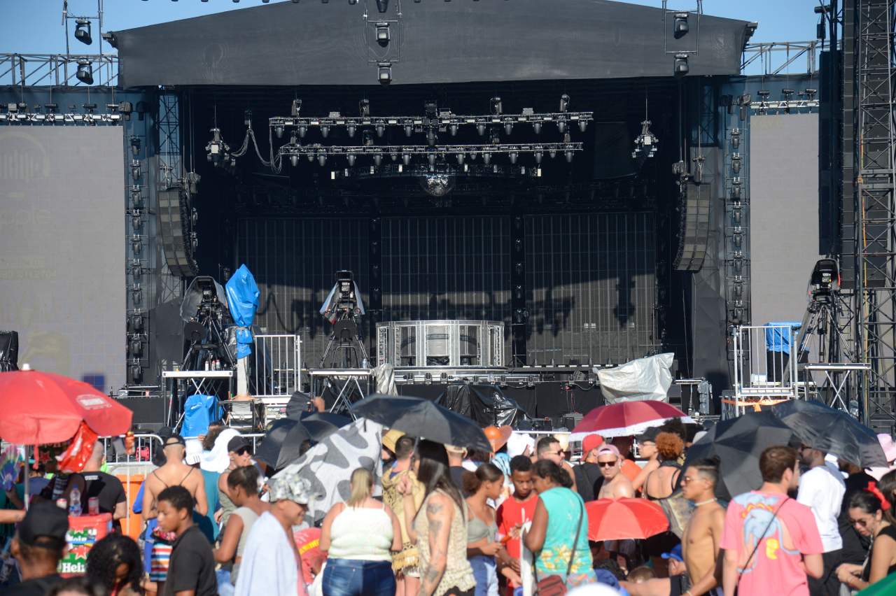 Fãs já se aglomeram em frente ao palco do show da Madonna no Rio