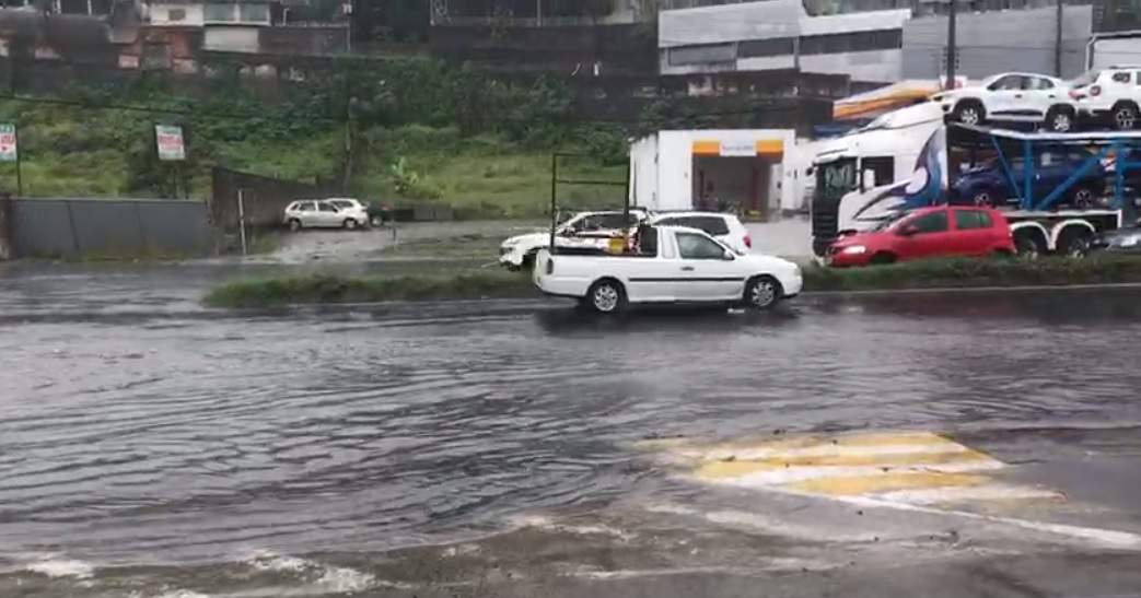 V Deos Chuva Deixa Ruas Alagadas Na Grande Vit Ria Confira A