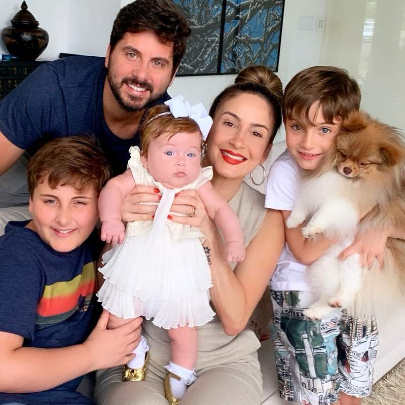 Claudia Leitte aparece esposo e os três filhos em foto fofa