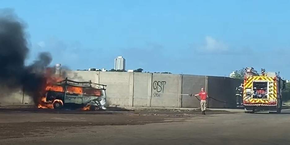 VÍDEO Kombi pega fogo e fica destruída em Vila Velha