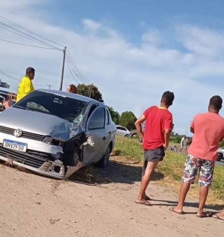 Carros colidem e três pessoas ficam feridas em acidente em São Mateus