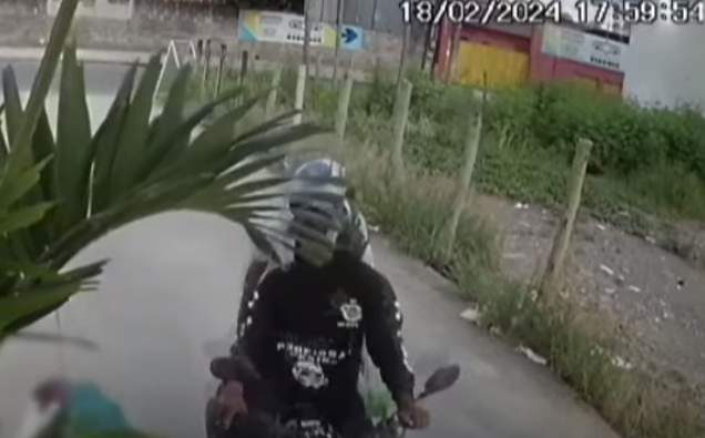 VÍDEO Em 10 segundos bandidos rendem frentista e assaltam posto de