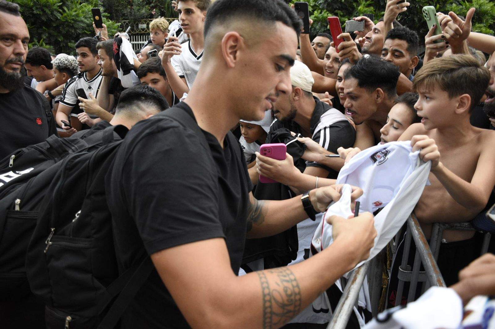 FOTOS Mascote e Vegetti fazem a festa da torcida do Vasco em Vitória