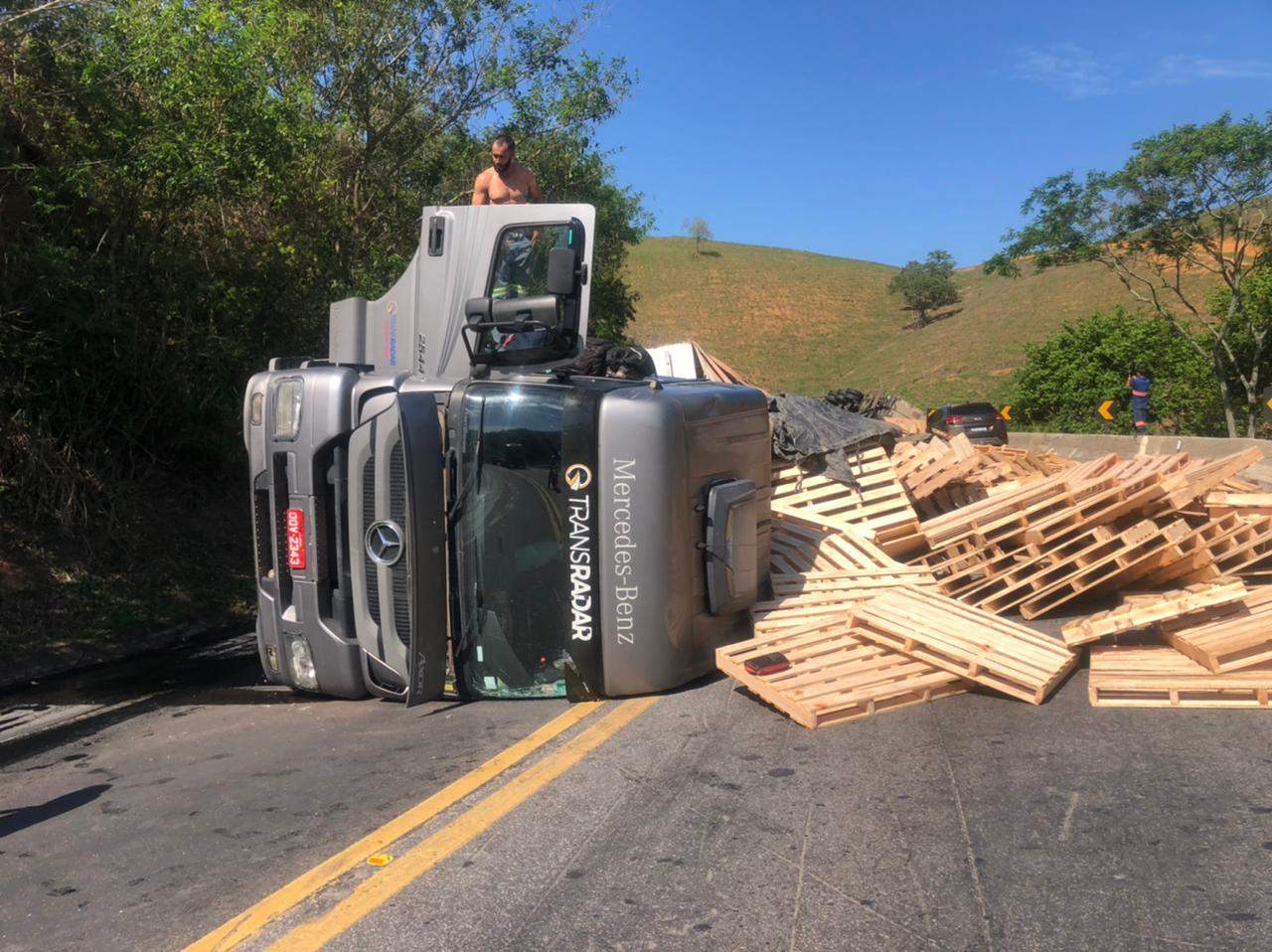 Trecho da BR 101 é totalmente interditado após acidente carretas