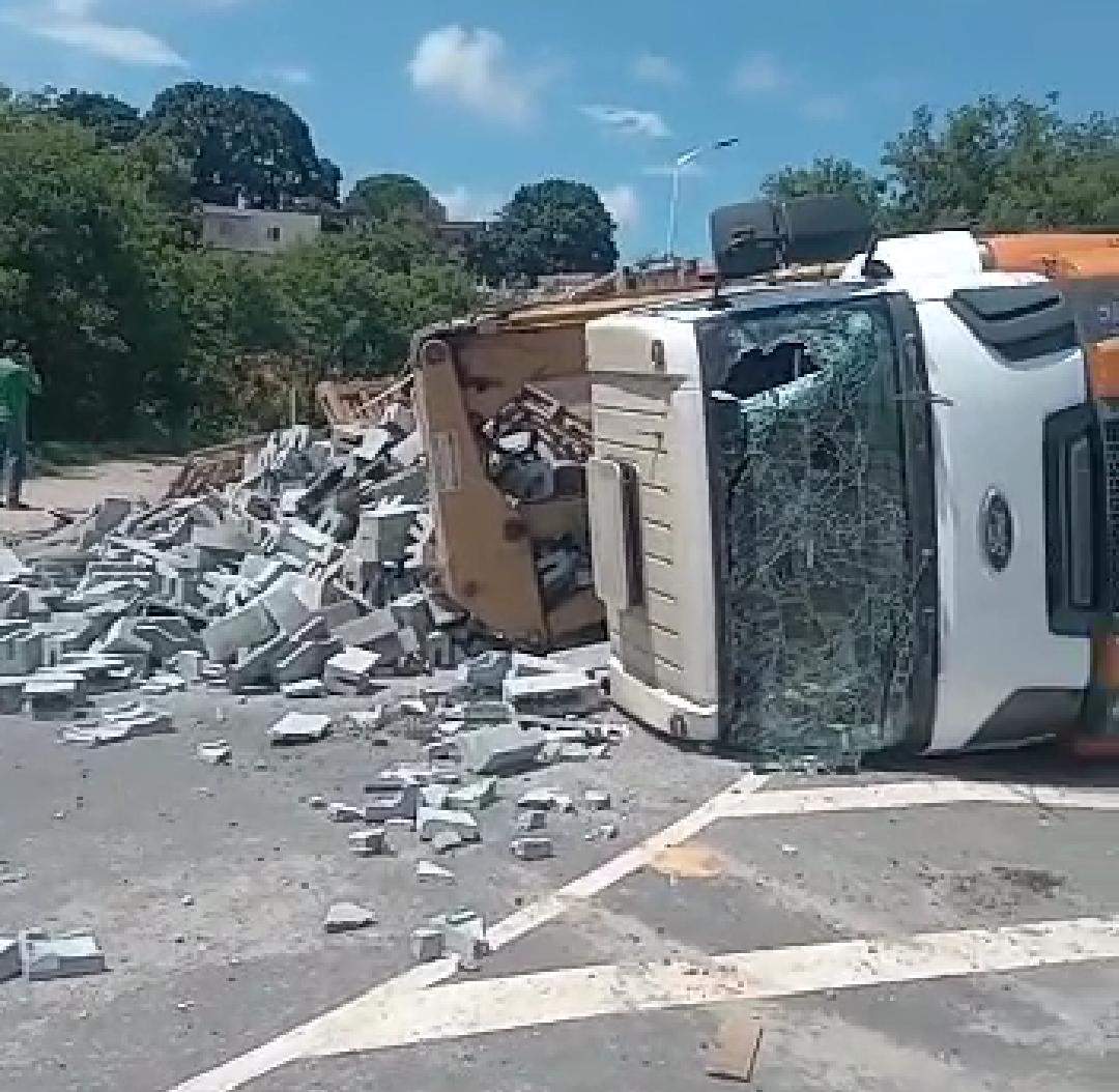 VÍDEO Homem fica ferido após caminhão blocos tombar na rodovia