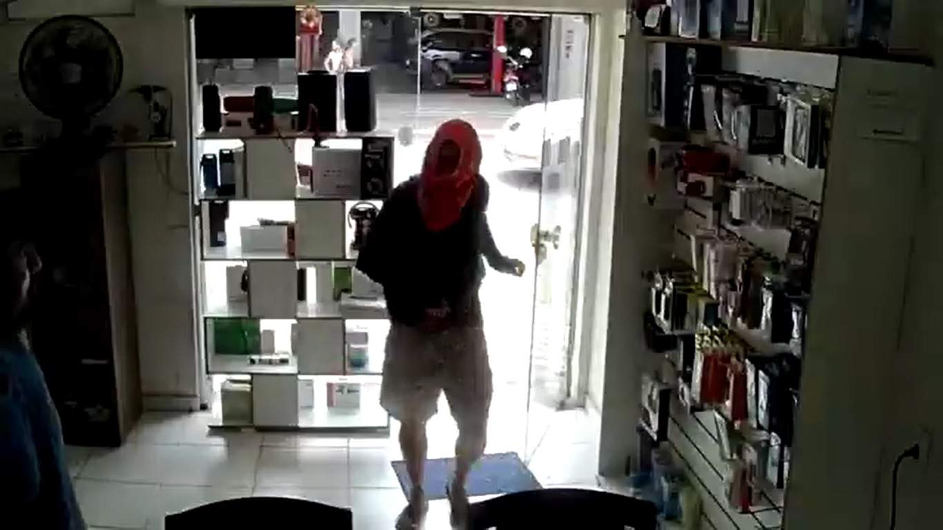 VÍDEO Homem tenta roubar loja mas dono o impede um pedaço de madeira