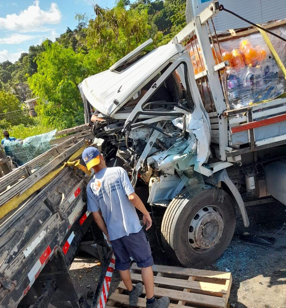 Motorista fica preso às ferragens após grave acidente na BR 101 em