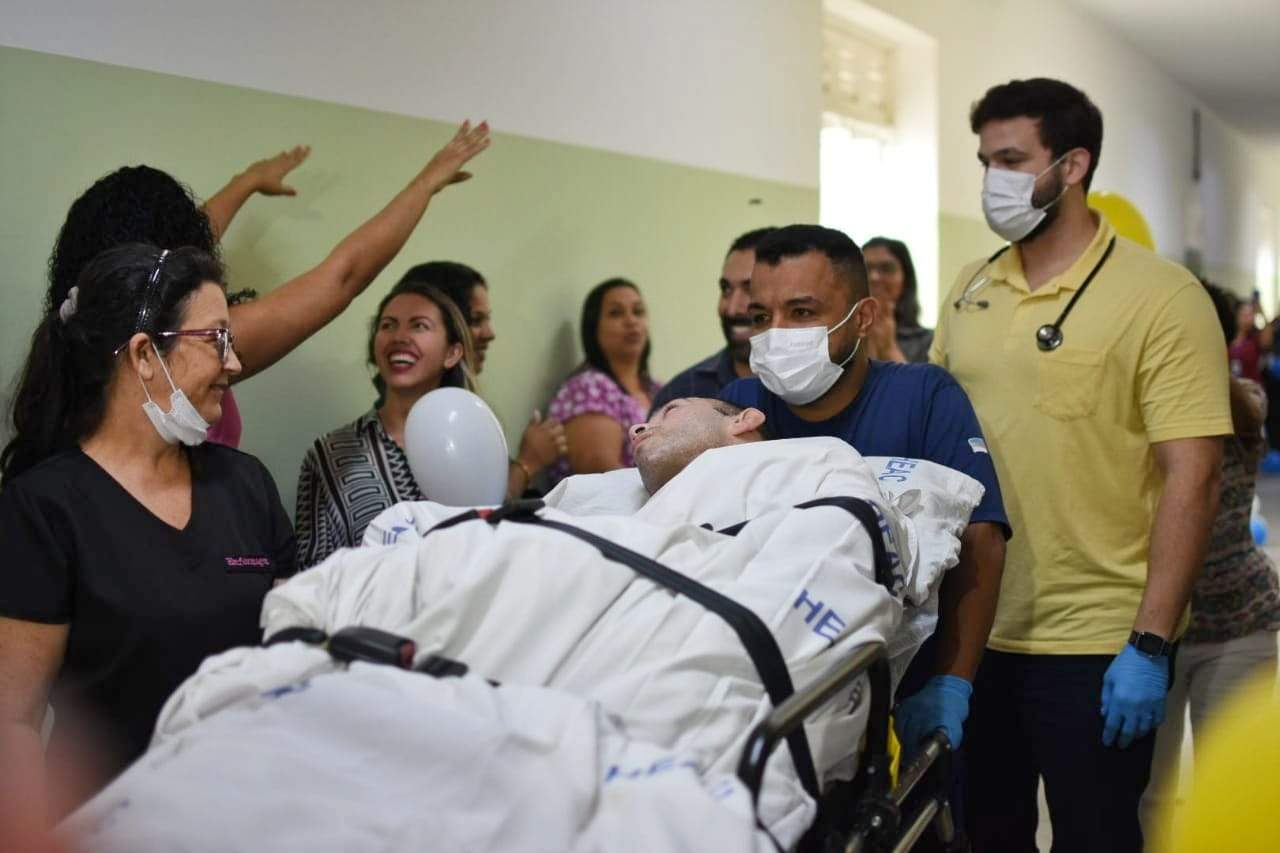 “¡Quiero llorar!  Lo traeré a casa”, grita la hermana de un argentino internado en ES durante 5 meses.