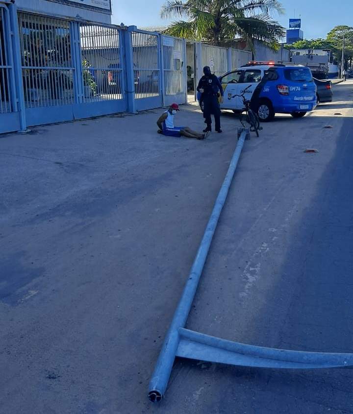 Homem é Preso Em Flagrante Após Roubar Poste De 12 Metros Em Vitória