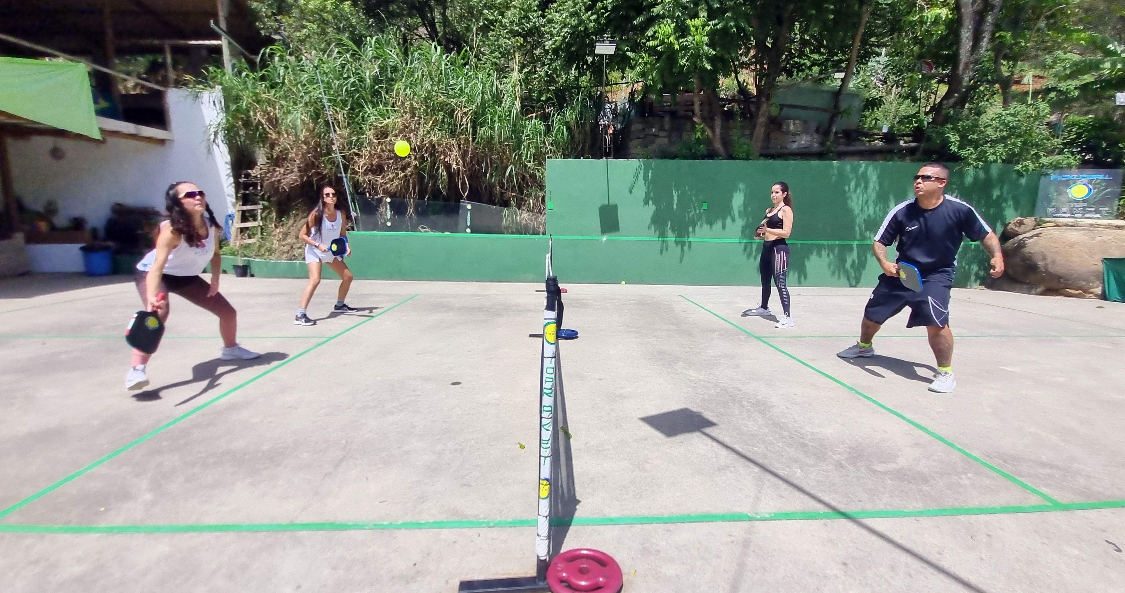 PICKLEBALL: CONHEÇA O ESPORTE COM RAQUETE QUE COMEÇA A CRESCER NO BRASIL 