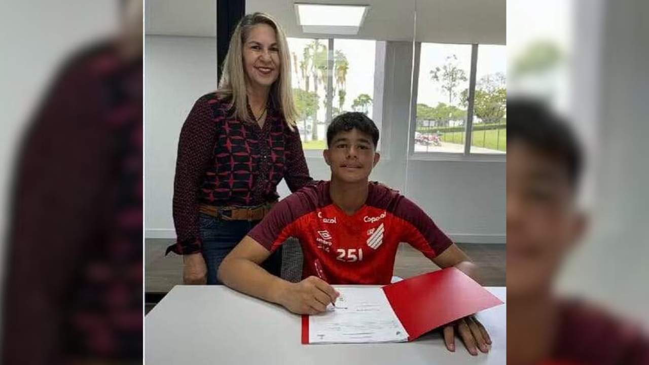 Filho do goleiro Bruno com Eliza Samudio assina 1º contrato no dia do  aniversário da mãe