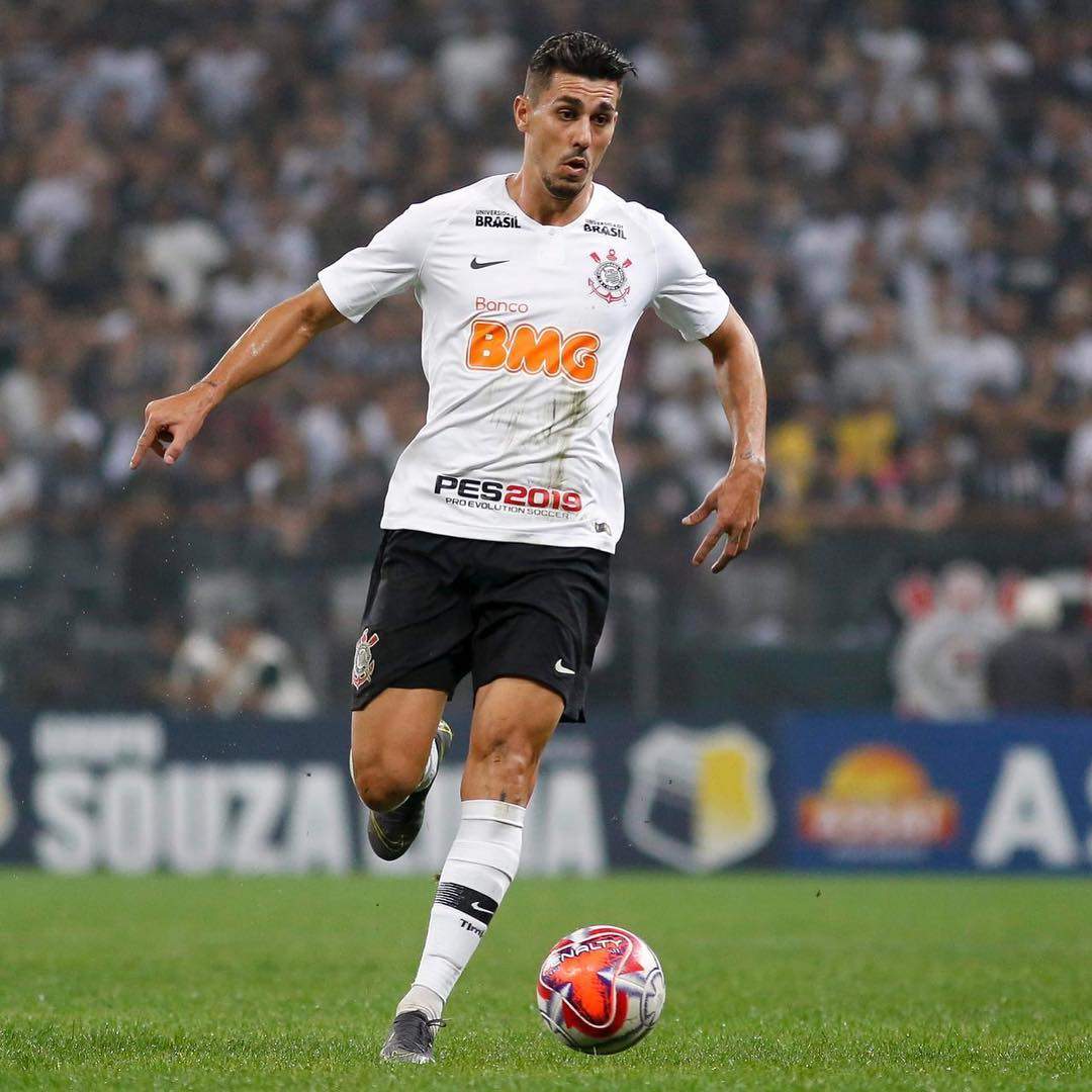 Com dispensa de Danilo Avelar, Corinthians pode ter saída de três zagueiros  em uma semana