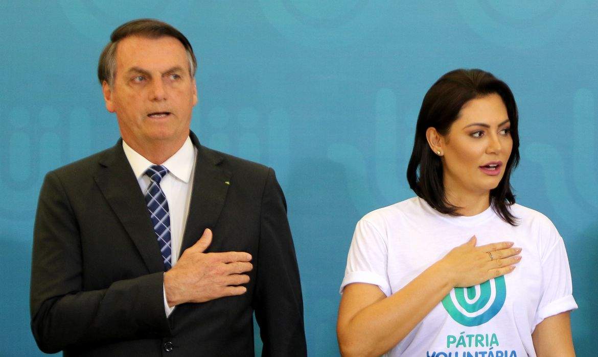 Governo Bolsonaro tentou trazer ilegalmente joias de R$ 16,5 milhões para  Michelle, diz jornal