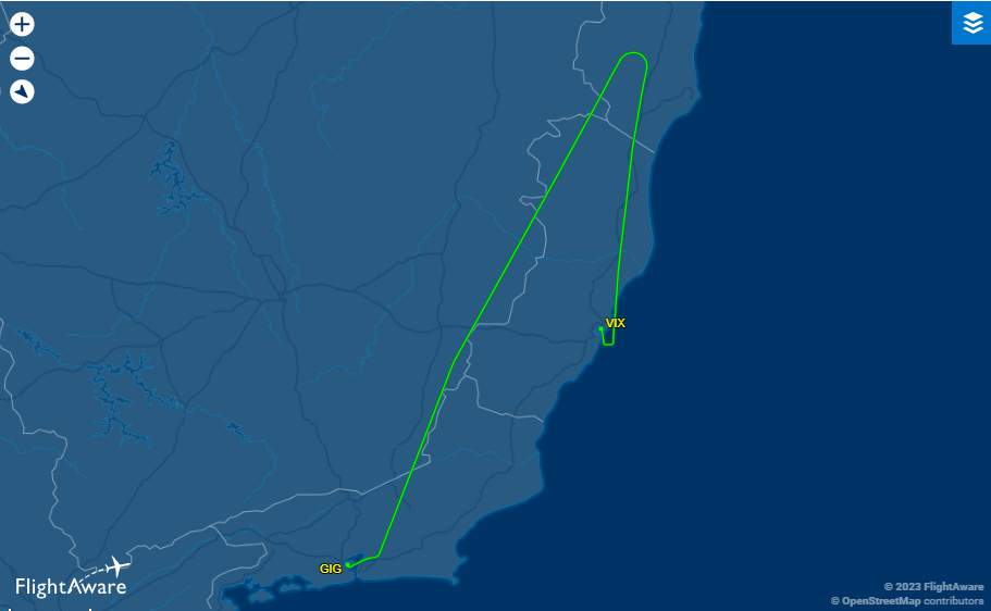 Avião faz desvio e desce em Vitória após voar com um só motor