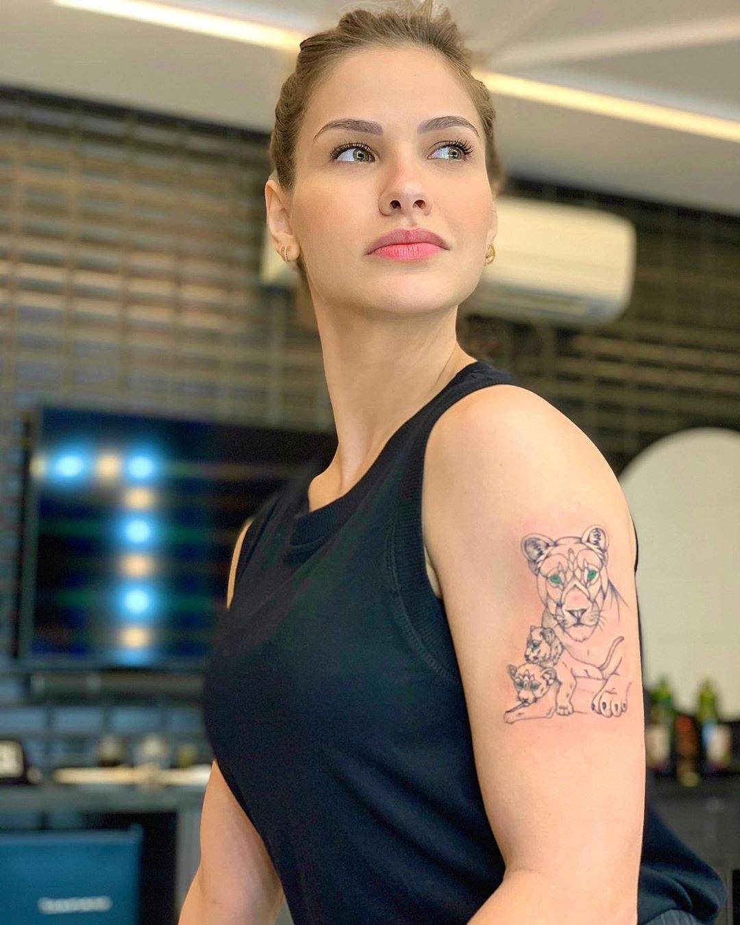 Andressa Suita faz tatuagem no braço com desenho de leoa