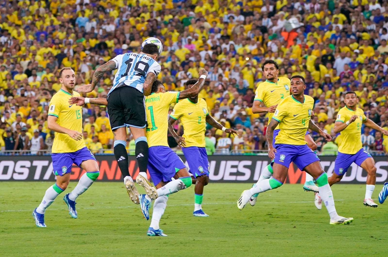 Brasil repete falhas em campo e sofre derrota histórica para a Argentina em  dia de pancadaria