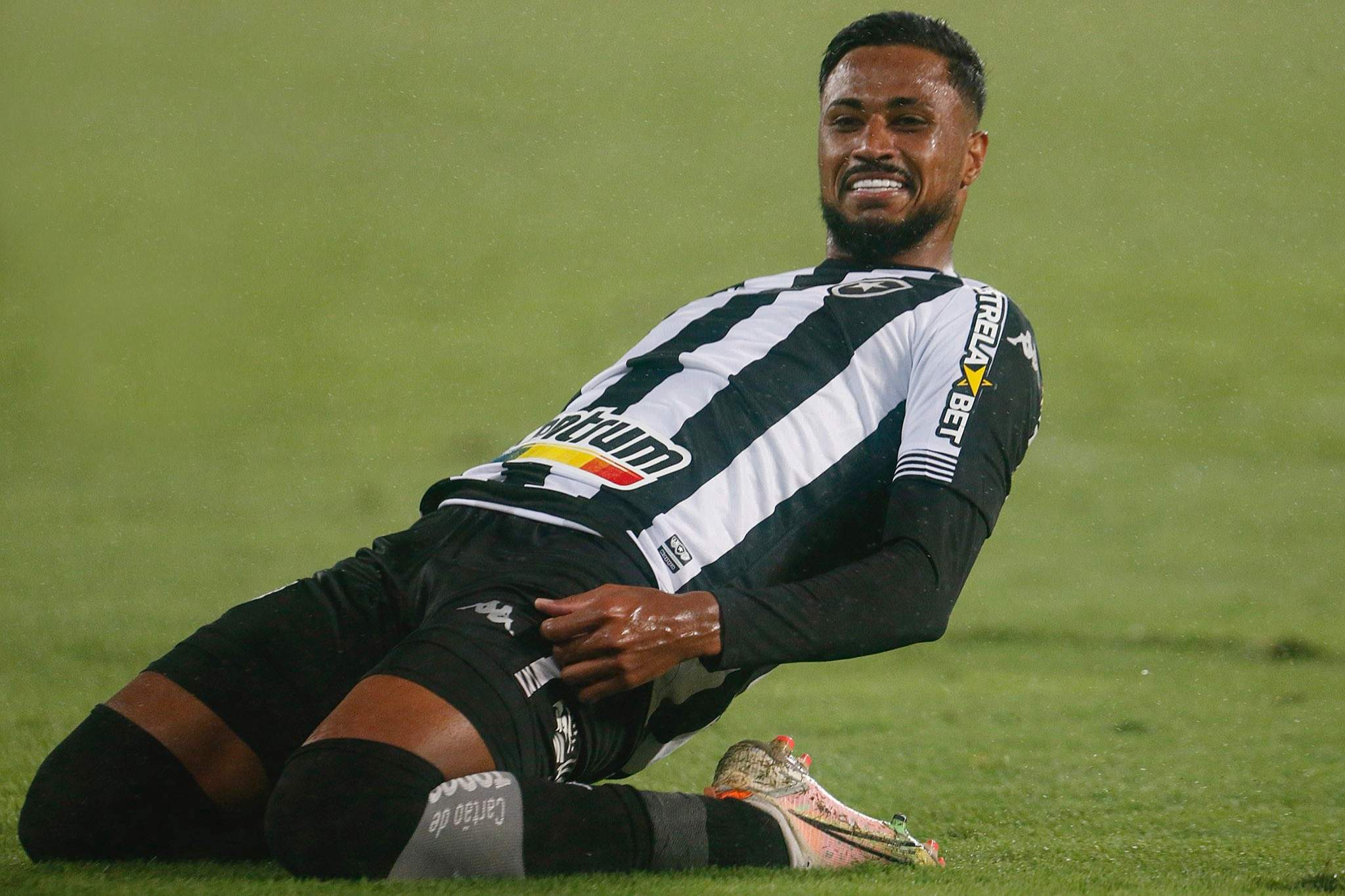 No primeiro jogo sem Luís Castro, Botafogo vence clássico contra o Vasco e  se mantém na liderança