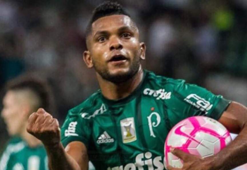 Goleiro do Corinthians comparece a jogo de futebol americano em Miami e é  presenteado com camisa