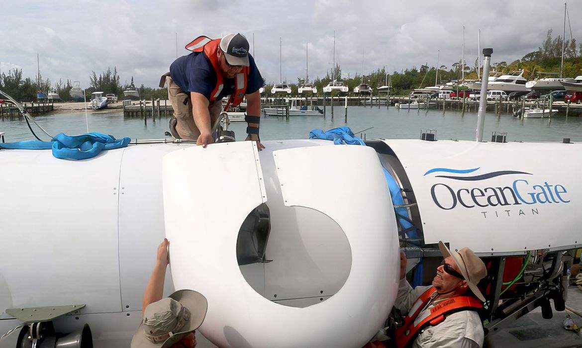 Um submarino no fundo do oceano com uma escotilha onde seja