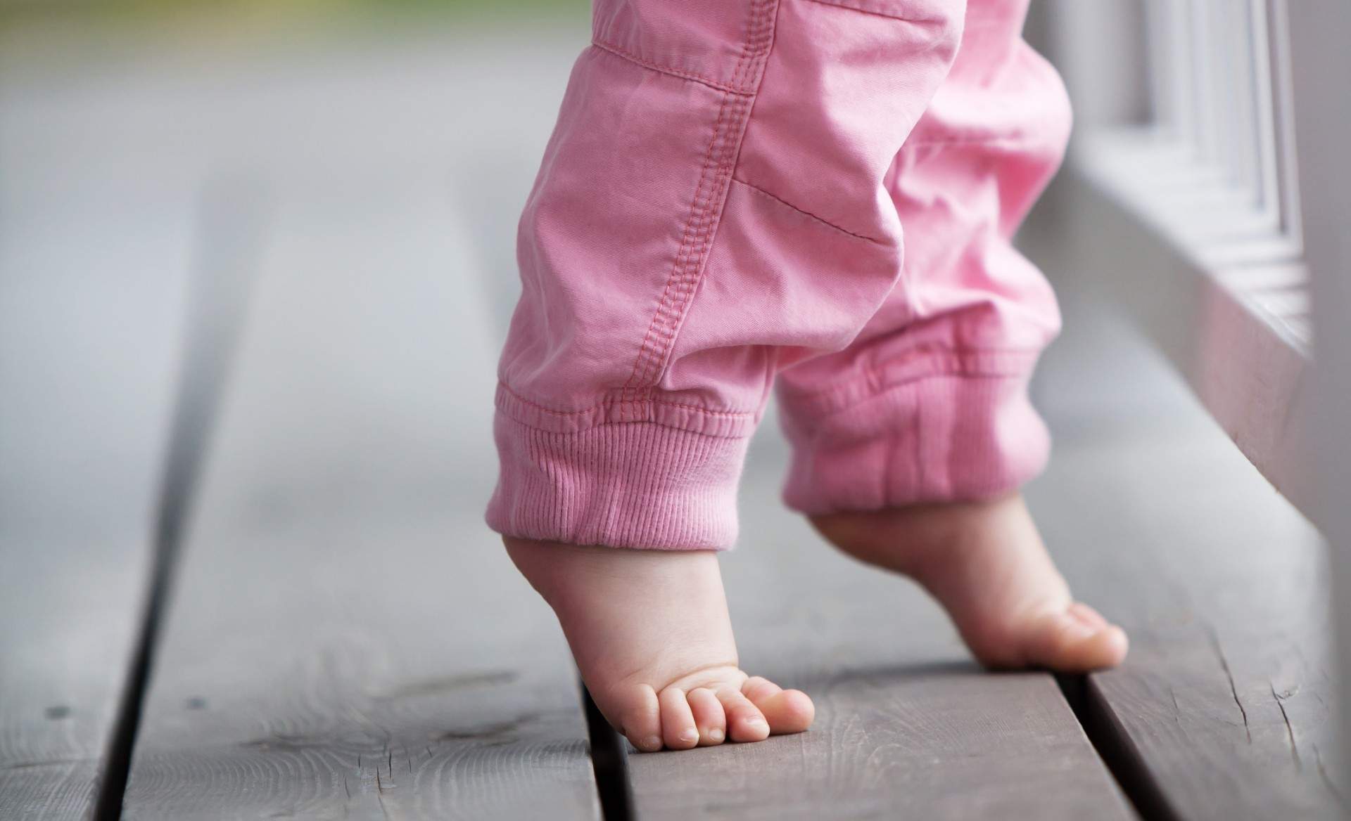 Você sabia que andar na ponta dos pés é um problema frequente em crianças?