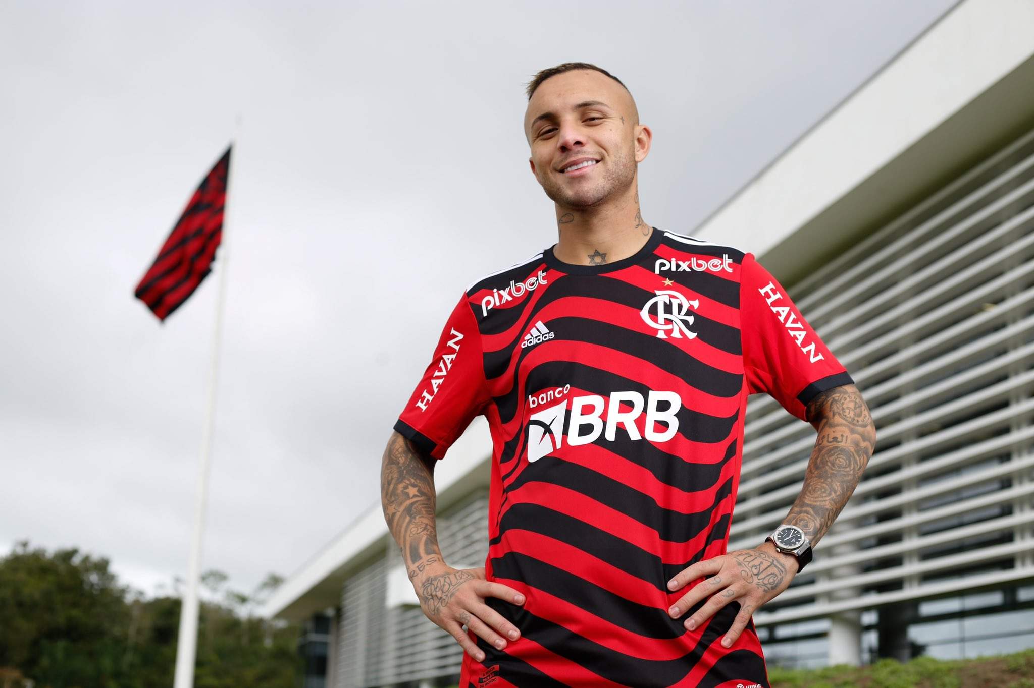 Valor da nova camisa do Flamengo recebe críticas de torcedores na