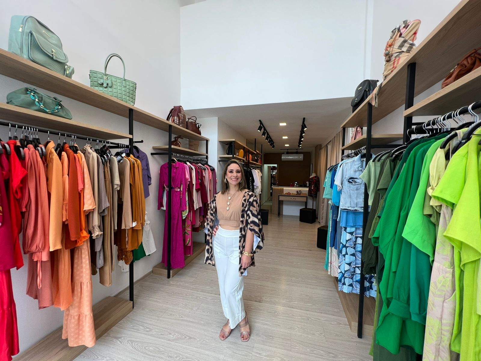 Onde? Loja de roupa feminina na Praia da Costa, Vila Velha, faz