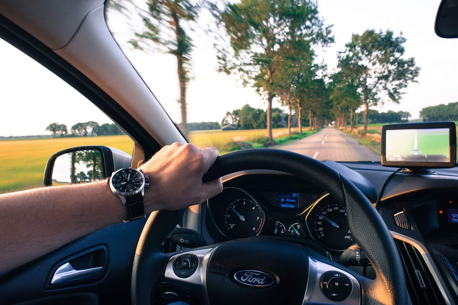 Empresária brasileira com carteira de habilitação e chave do carro