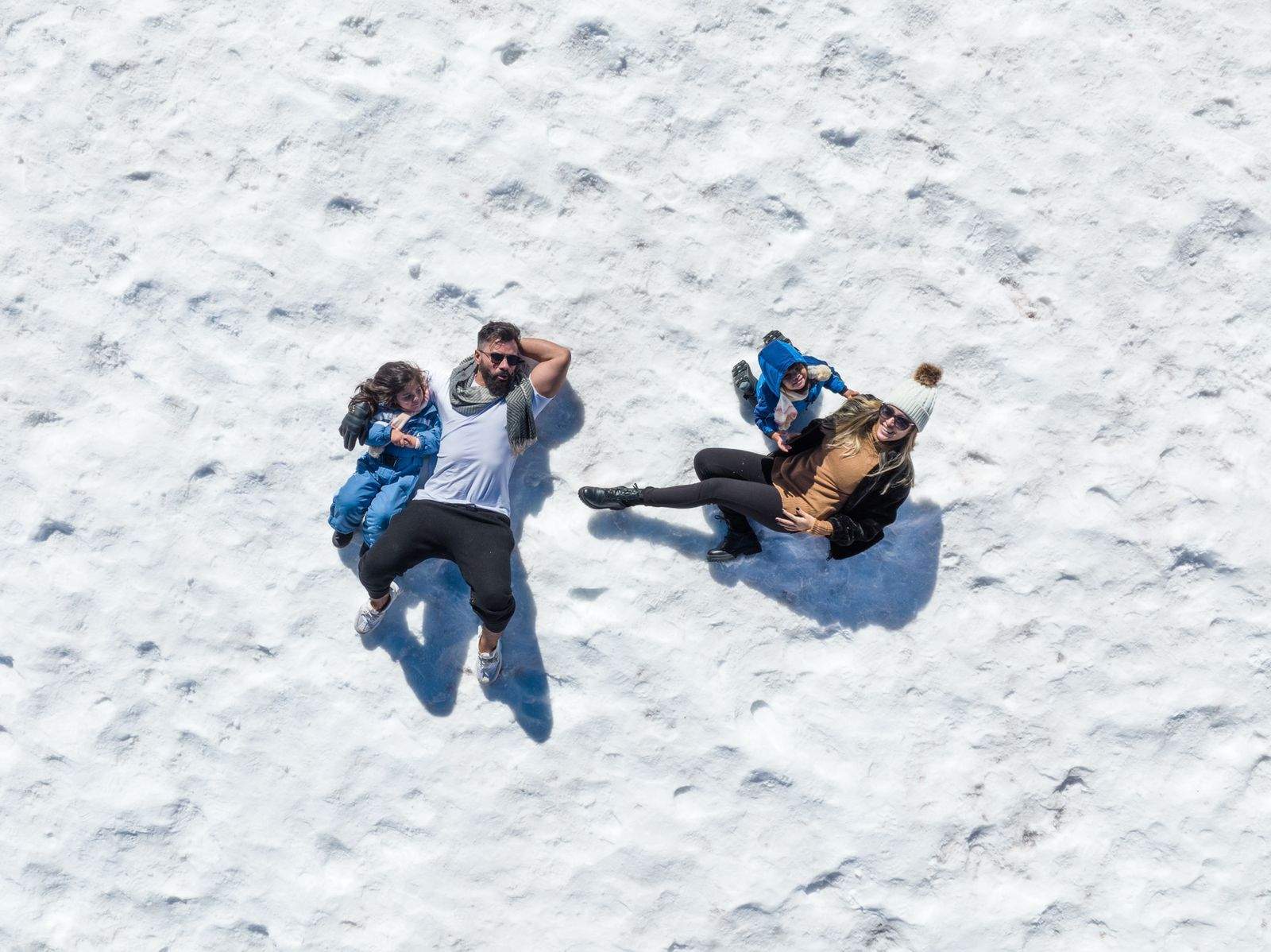 Jader Nogueira voyage avec sa famille, apparaît dans la neige et déclare : « Love »
