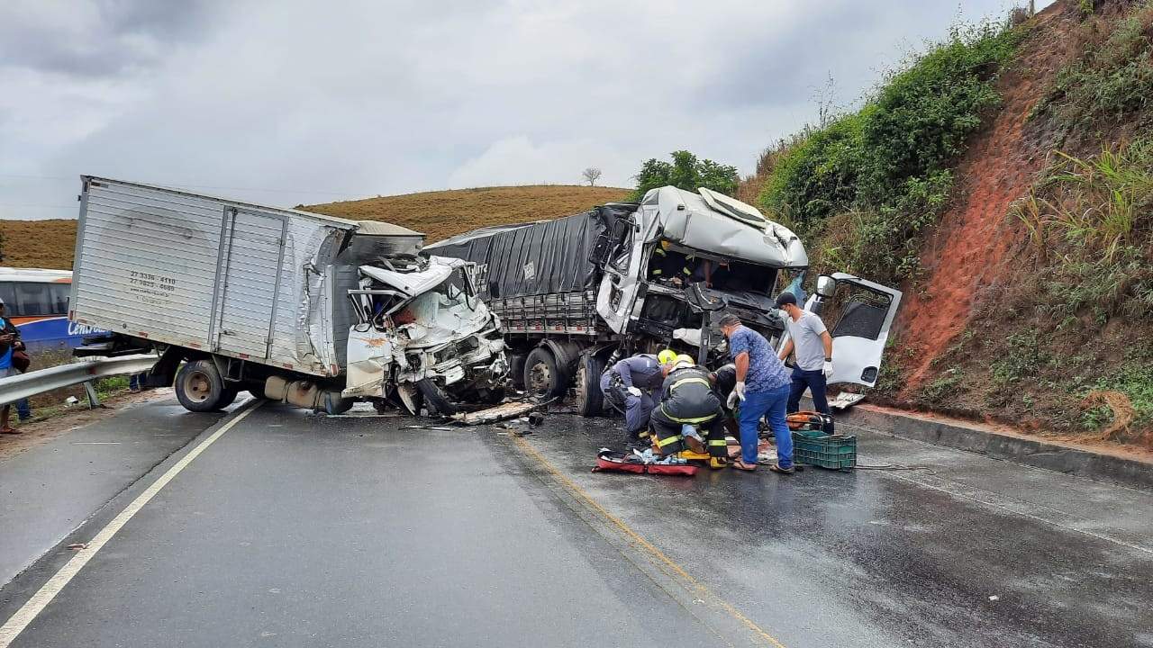 Acidente Entre Caminhões Deixa Dois Mortos No Interior De Barra De São