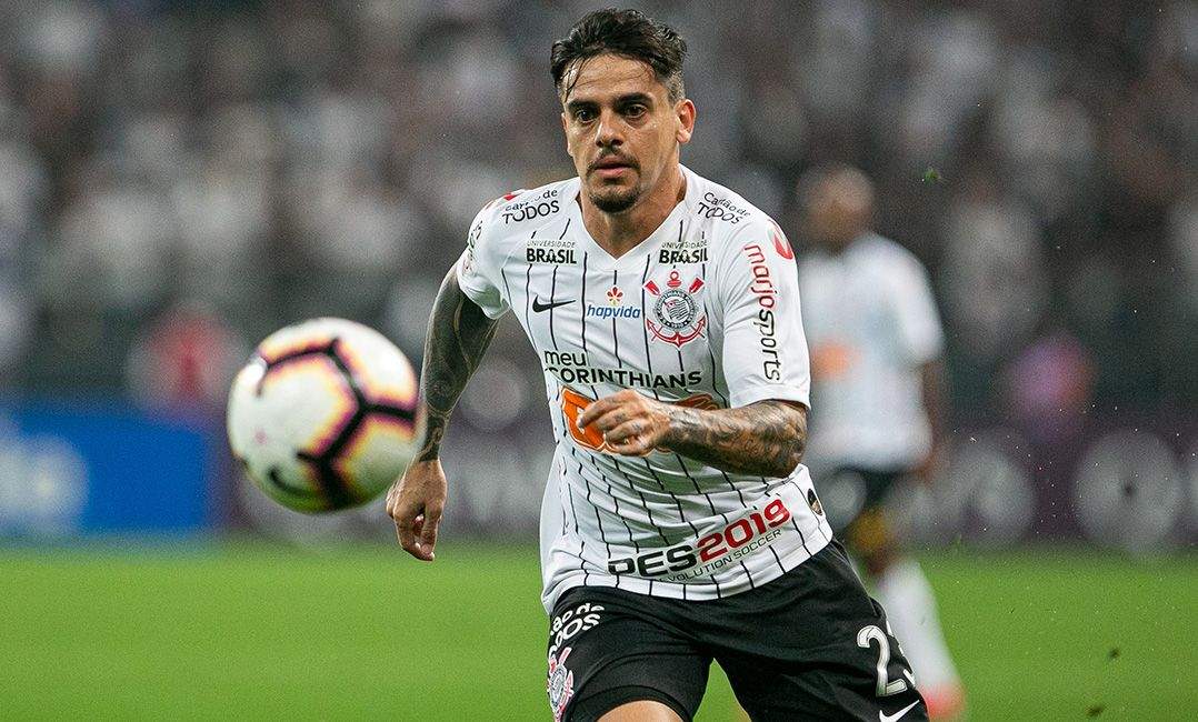 Com 475 jogos, Fagner entra no top-10 de jogadores que mais