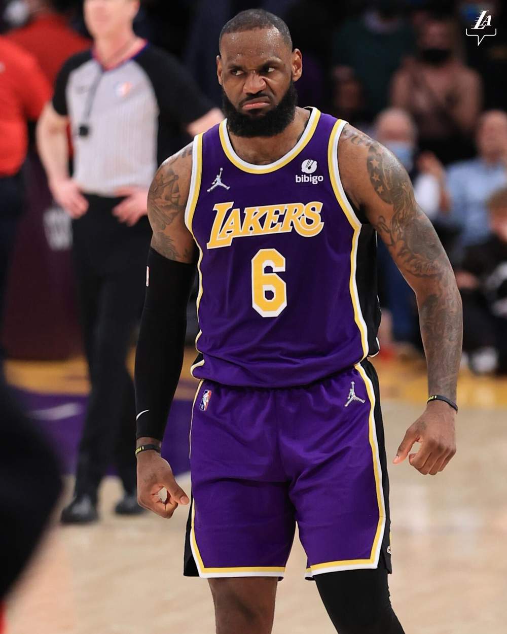 LeBron faz história na NBA, mas Lakers perdem clássico de Los