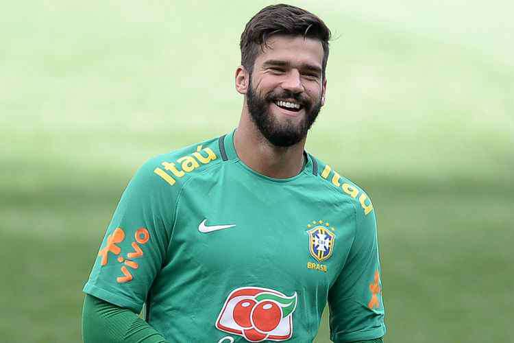 Alisson é eleito o melhor goleiro do mundo pela Fifa