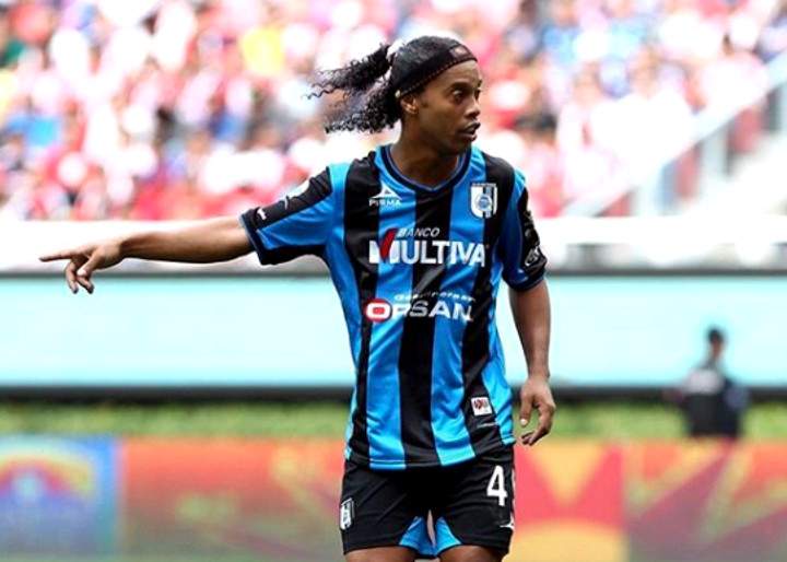 Ronaldinho, por favor, se aposente enquanto ainda há tempo