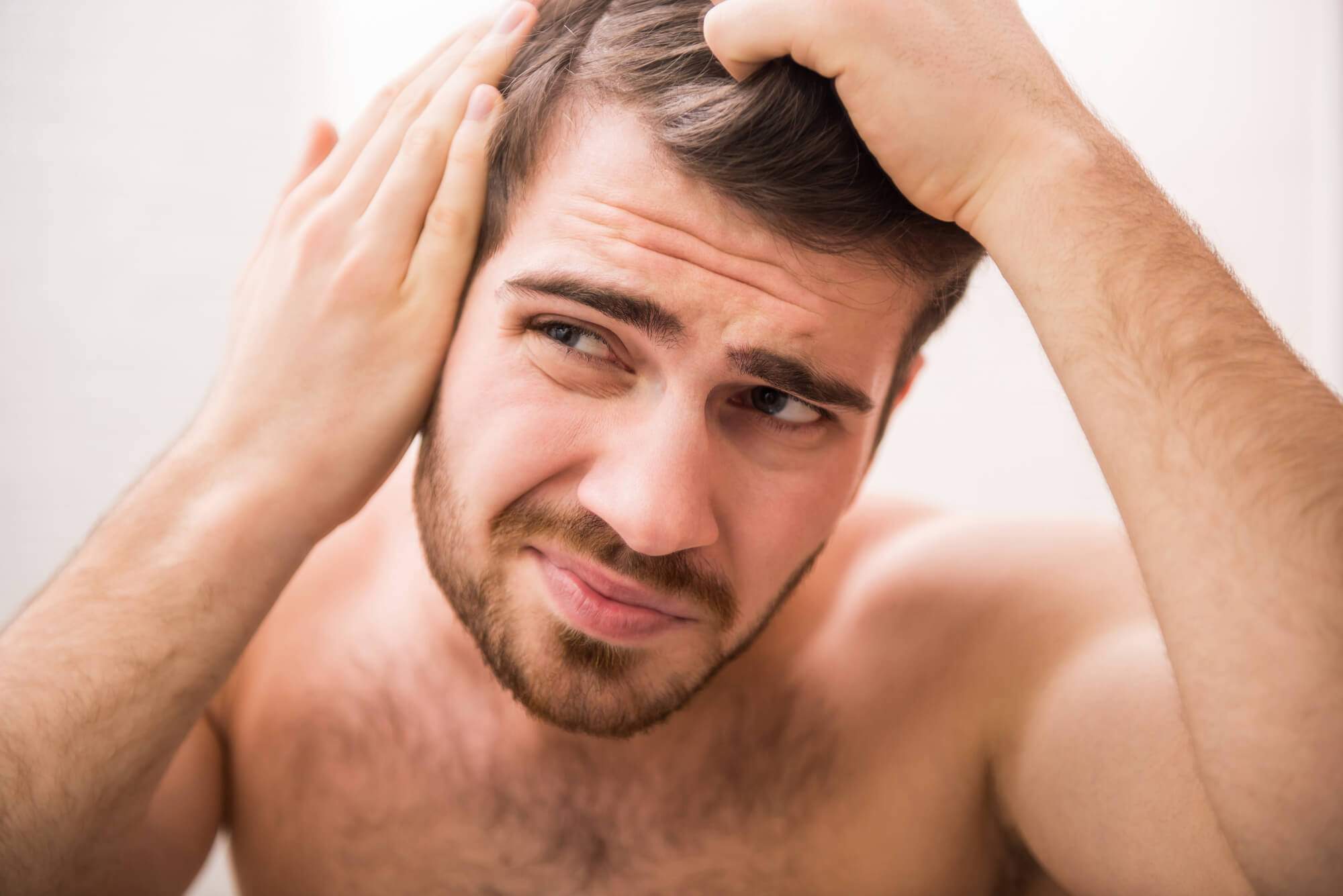Calvície: o que causa a queda de cabelo?