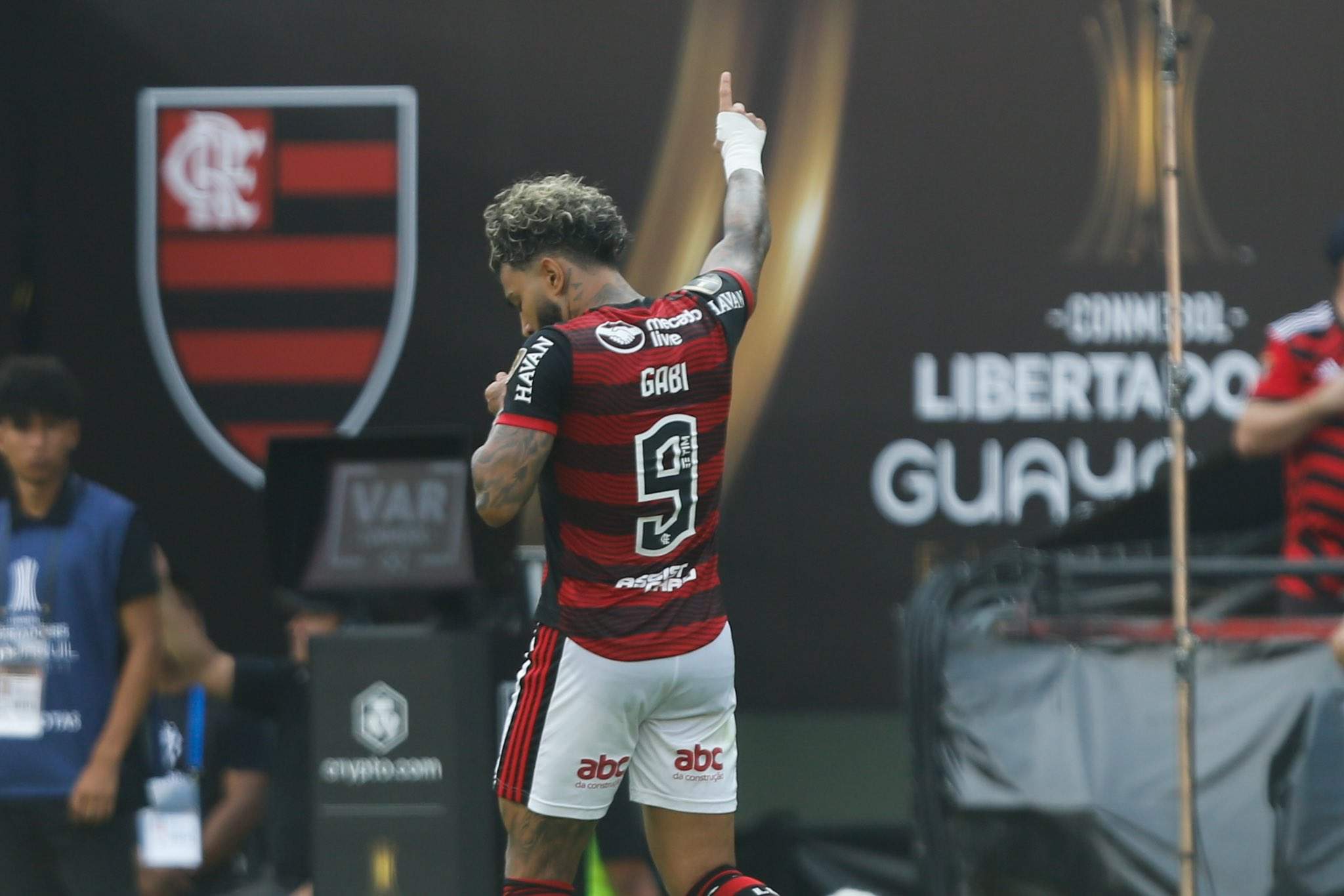 Gabigol Marca, Flamengo Vence O Athletico-PR E Conquista O Tri Da ...