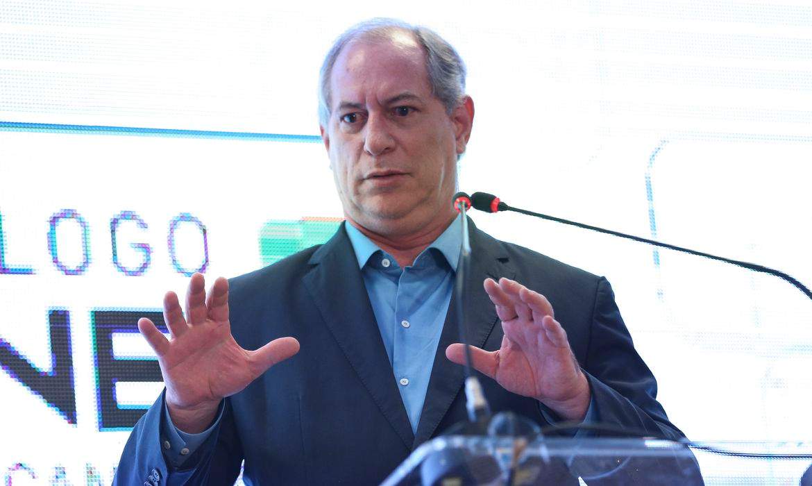 Ciro evita discutir aborto ao justificar que tema divide o Pa s