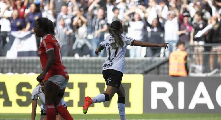 Corinthians goleia Internacional com recorde de público e