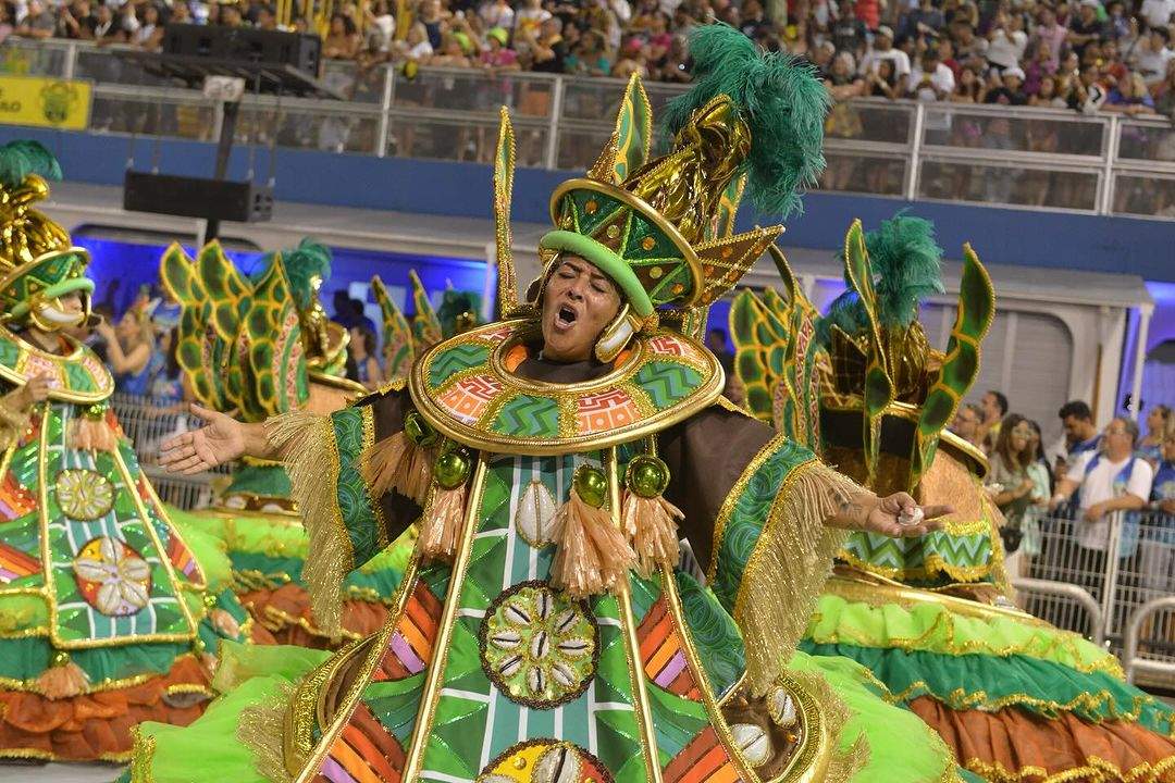 Carnaval 2024 1º dia de desfiles em São Paulo homenageia de Adriano