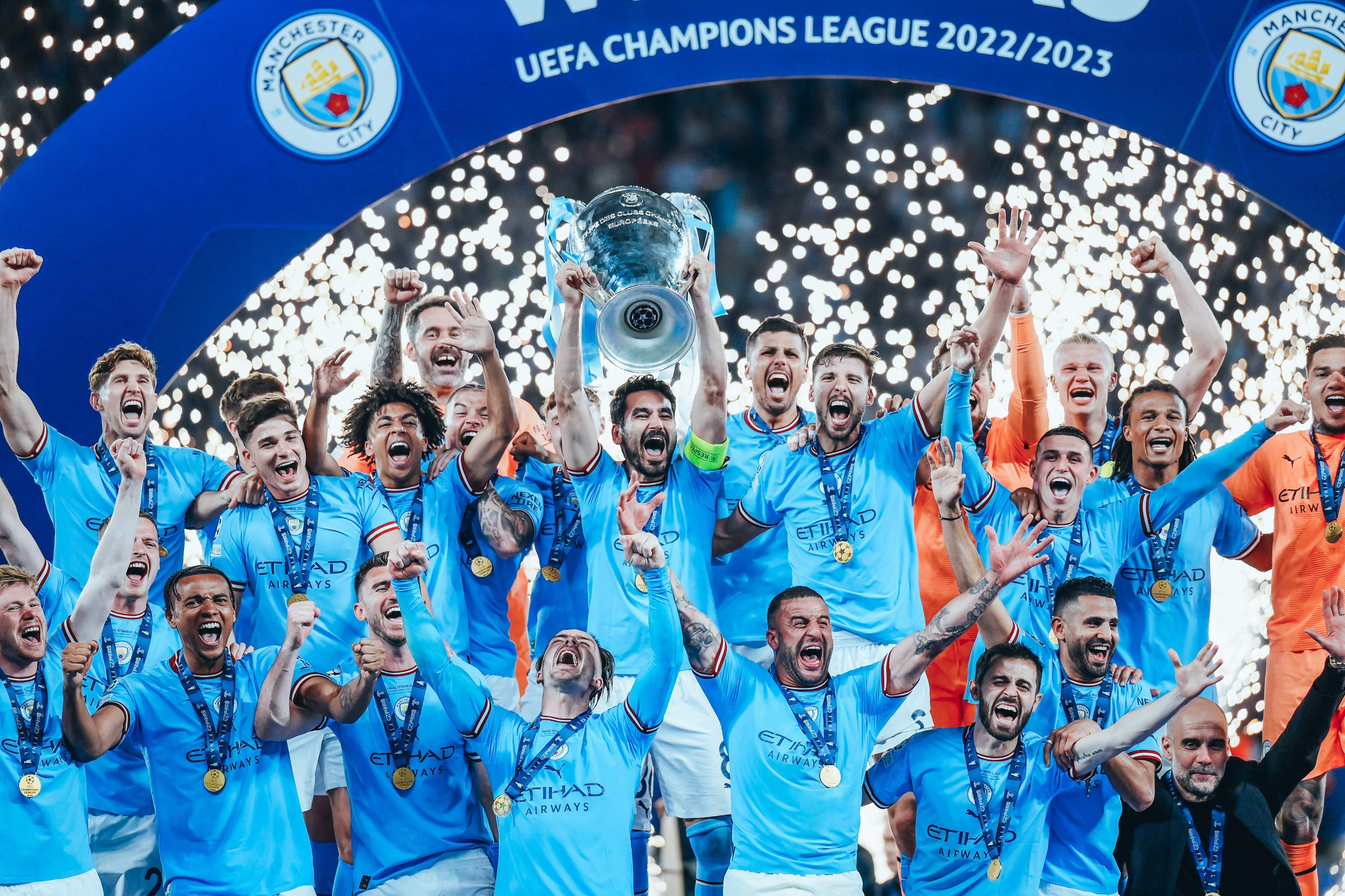 Manchester City mira premiação histórica com possível tríplice coroa