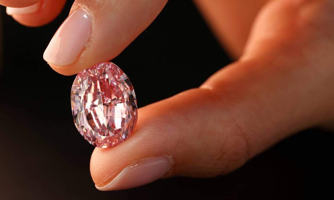 Economia - Diamante bruto é vendido em leilão por preço recorde de