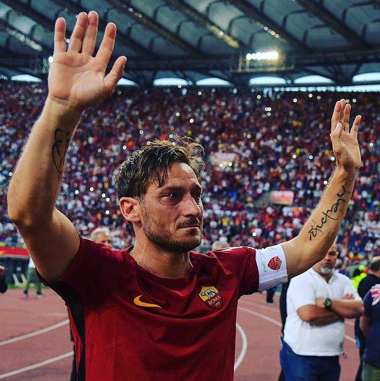 Totti marca, Roma vira sobre o Genoa e assume o segundo lugar na