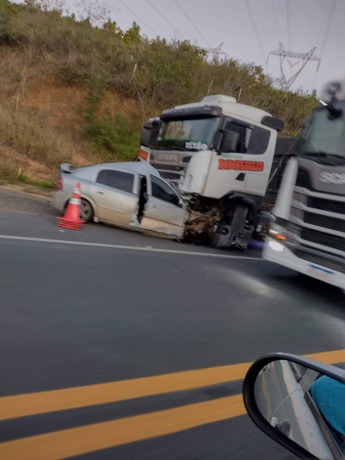 Motorista morre em grave acidente com carreta na BR-101, em Vila Velha